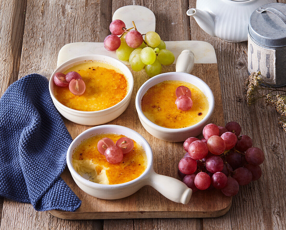 Crème brûlée with grapes