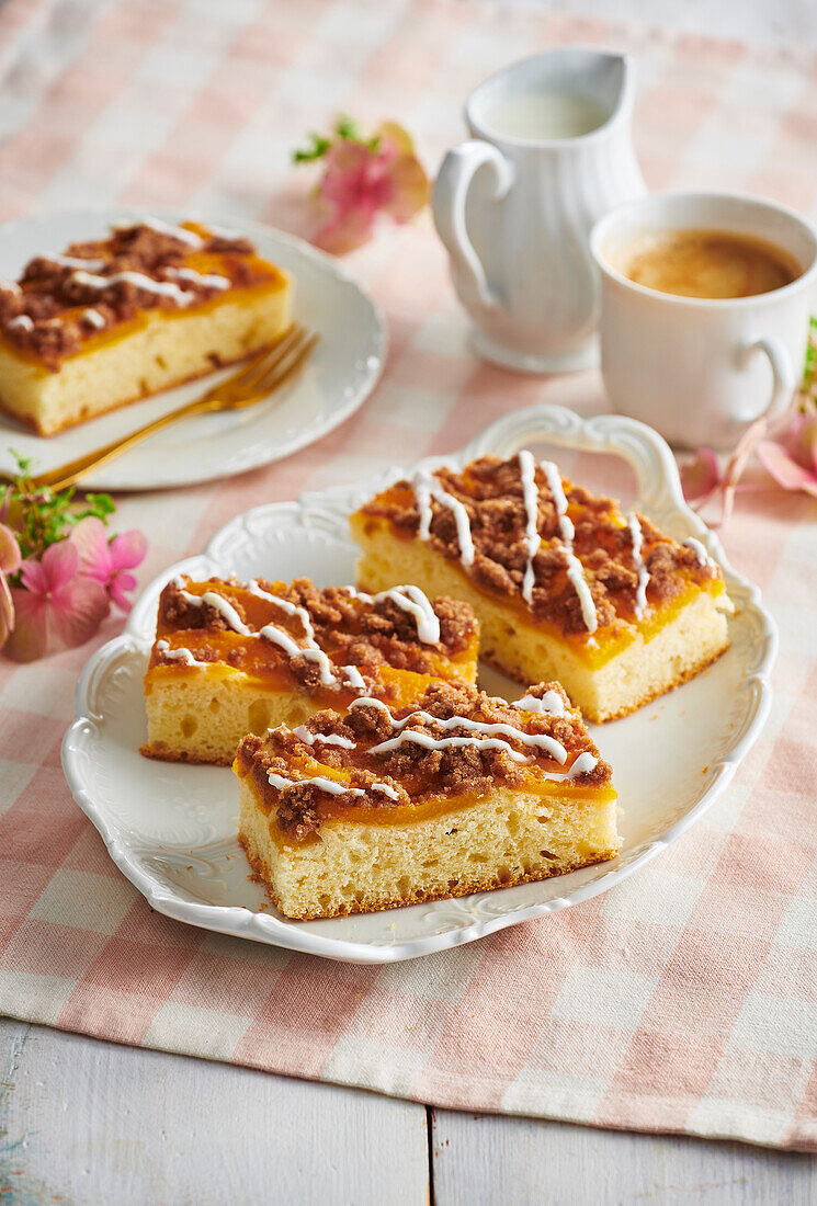 Crumble cake with peaches and cinnamon icing