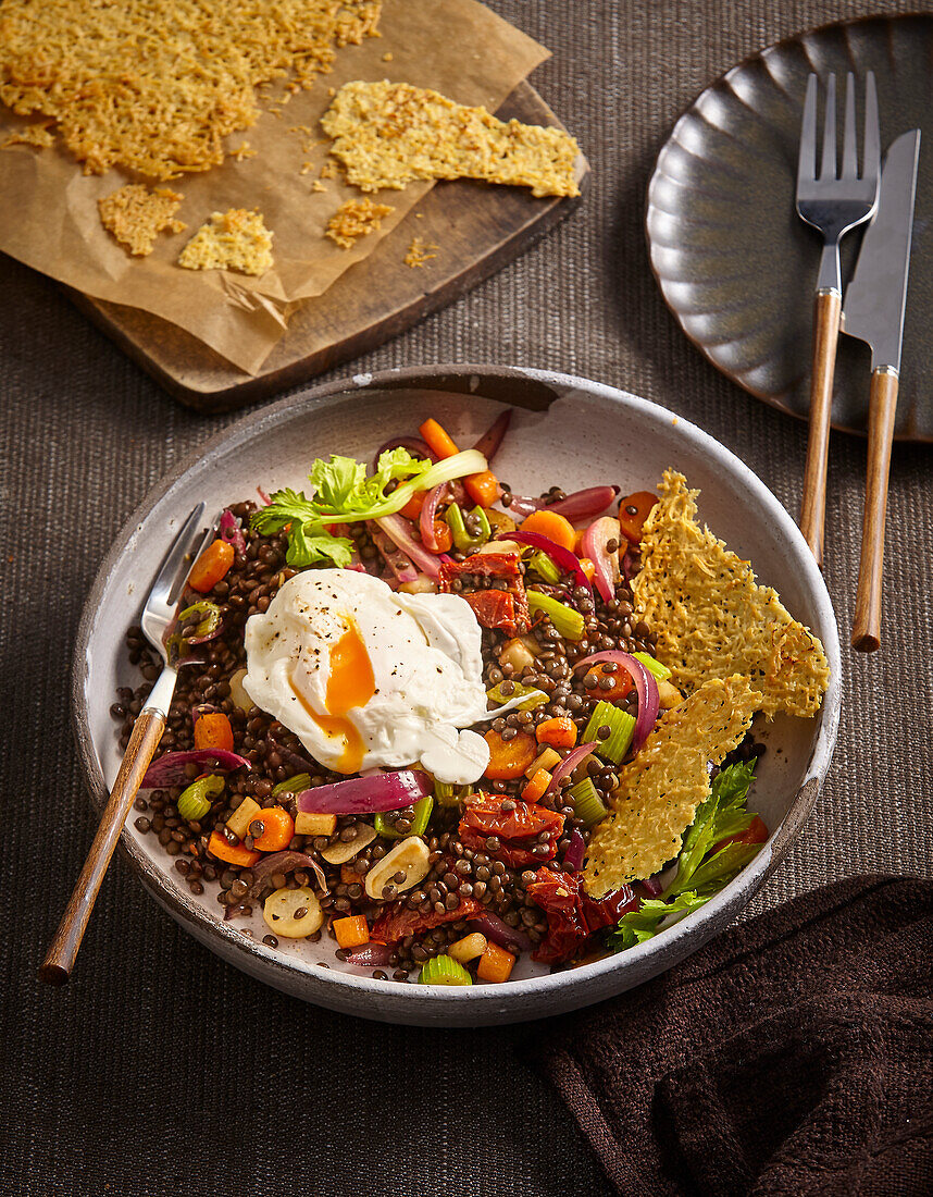 Linsensalat mit geröstetem Wurzelgemüse, pochiertem Ei und Parmesanchips