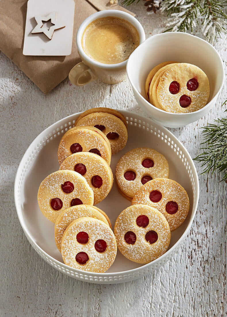 Linzer biscuits with redcurrant jelly