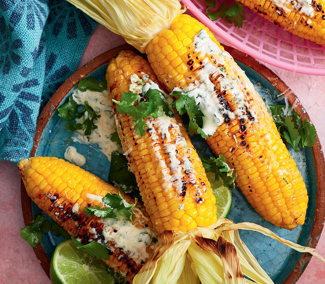 Mexikanische Elotes (gegrillte Maiskolben)