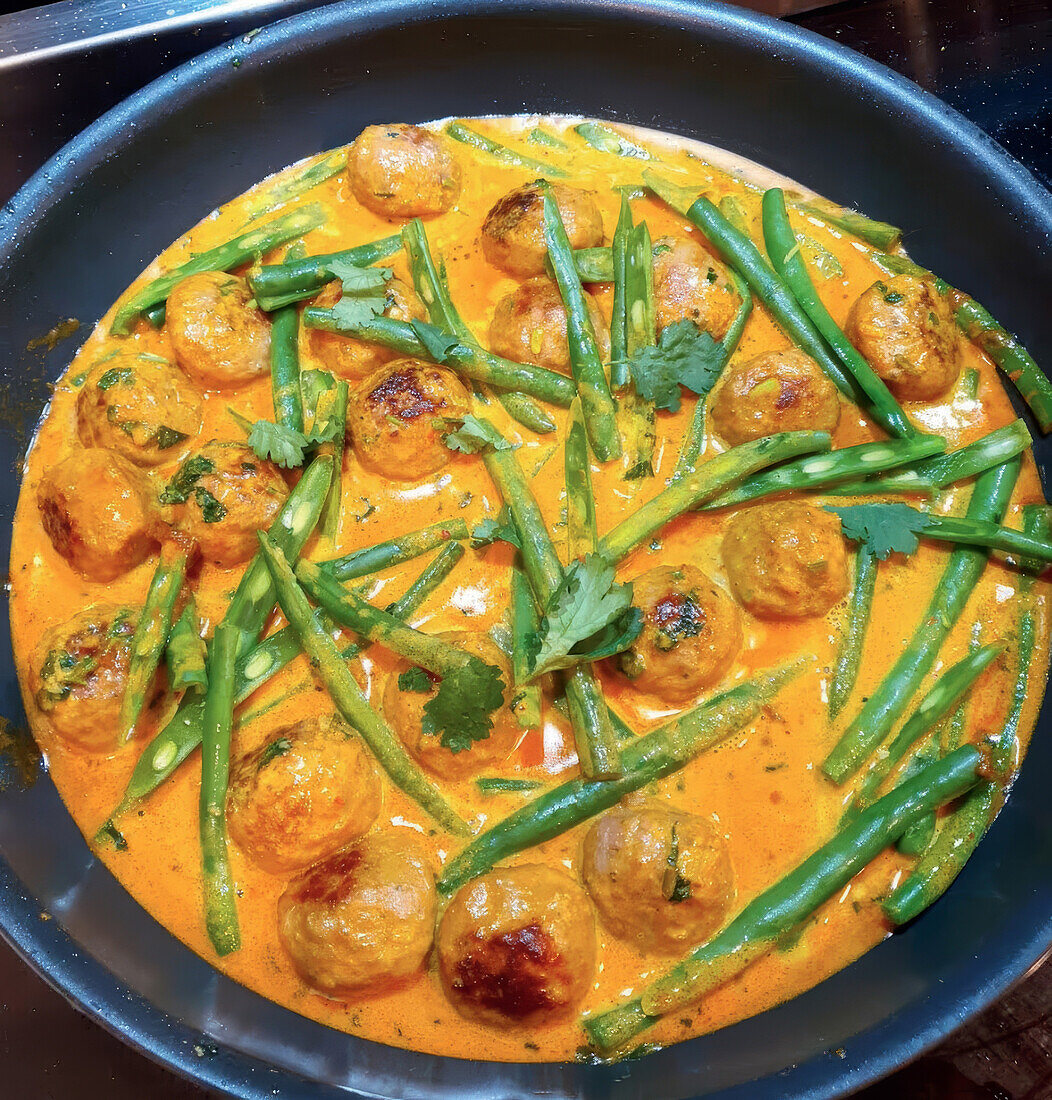 Yellow Thai curry with pork meatballs