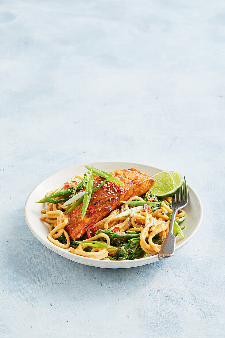 Asian noodles with salmon, chilli, vegetables and peanut butter