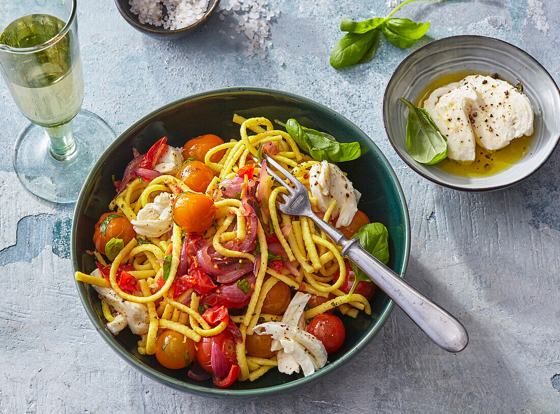 Spätzle Caprese mit Tomaten, Basilikum und Mozzarella