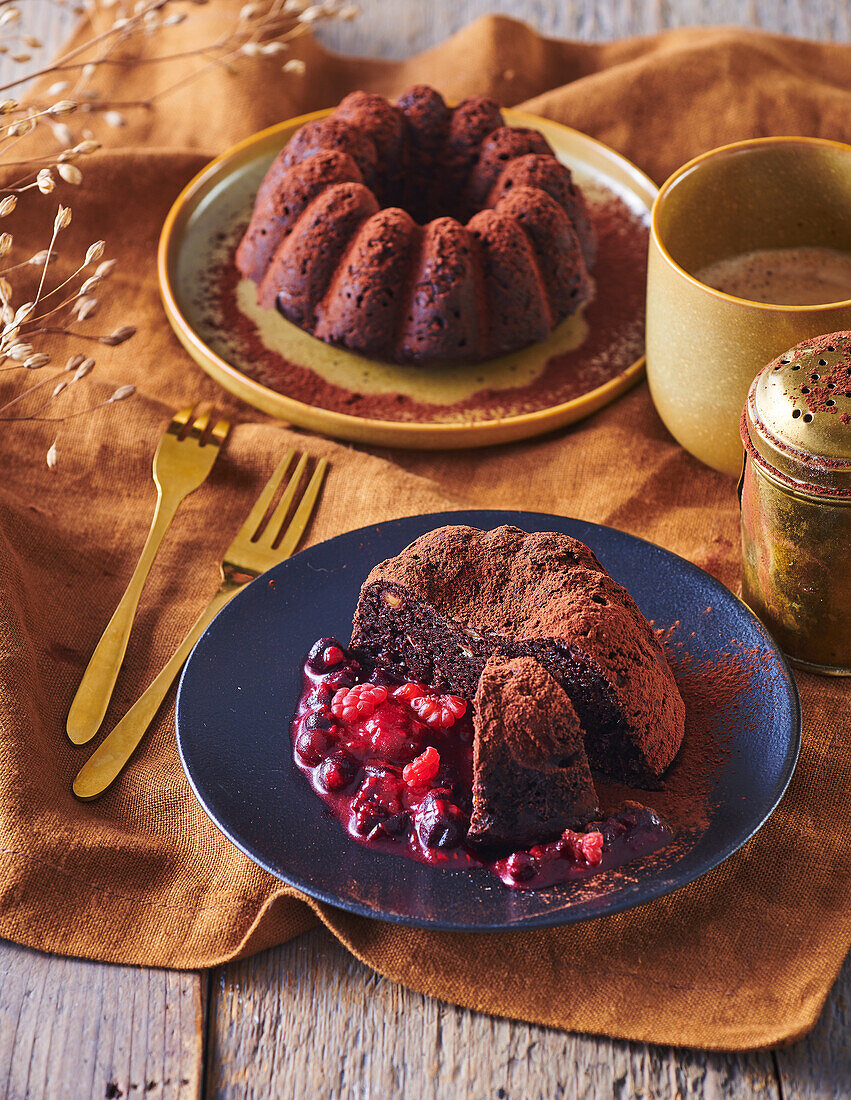 Schokoladen-Kichererbsen-Gugelhupf mit Fruchtsauce