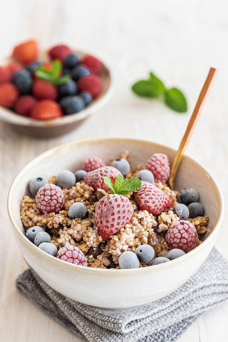 Overnight Oats mit geforenenen Beeren und Minze