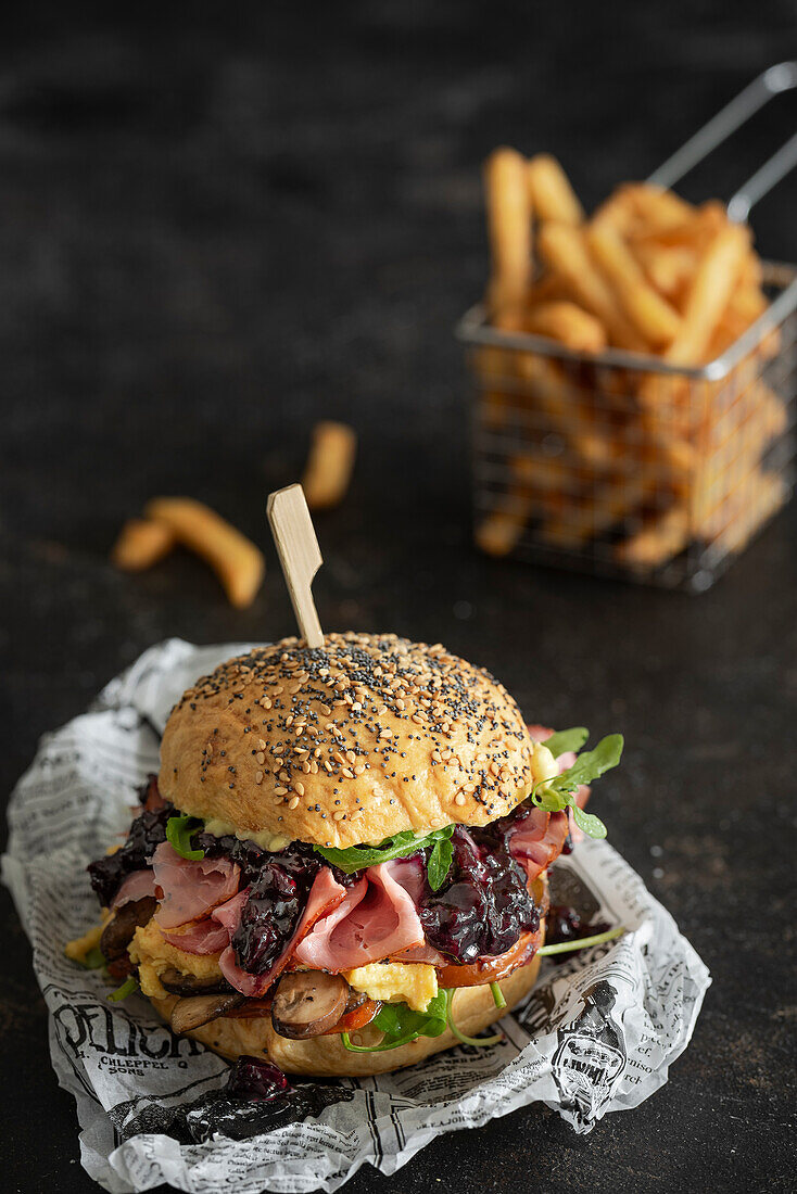 Pastrami-Burger mit Pommes Frites