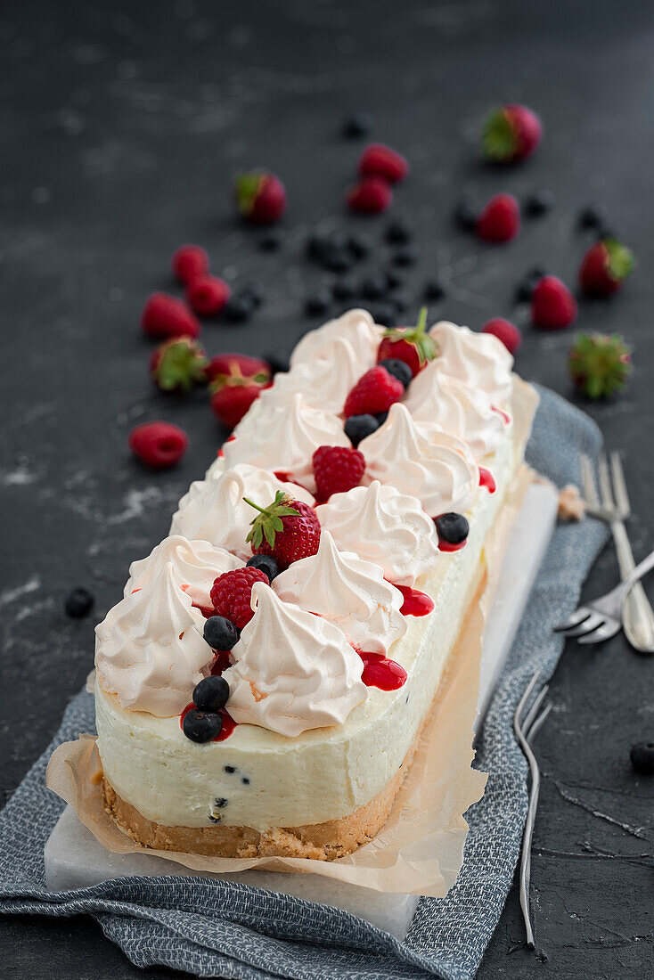 Pavlova-Cheesecake mit frischen Beeren