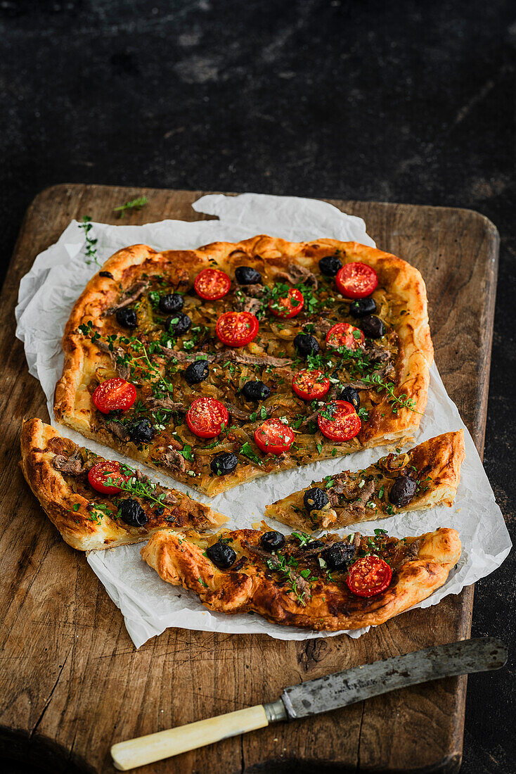 Pissaladière mit Sardellen, Thymian, Tomaten und Oliven