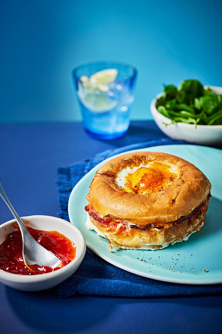 Bagel with ham, cheese and fried egg from the hot air fryer