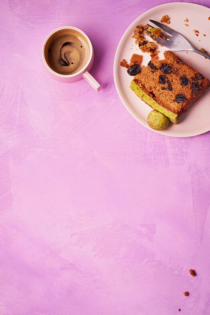 Simnel Cake mit Sauerkirschen und Pistazien