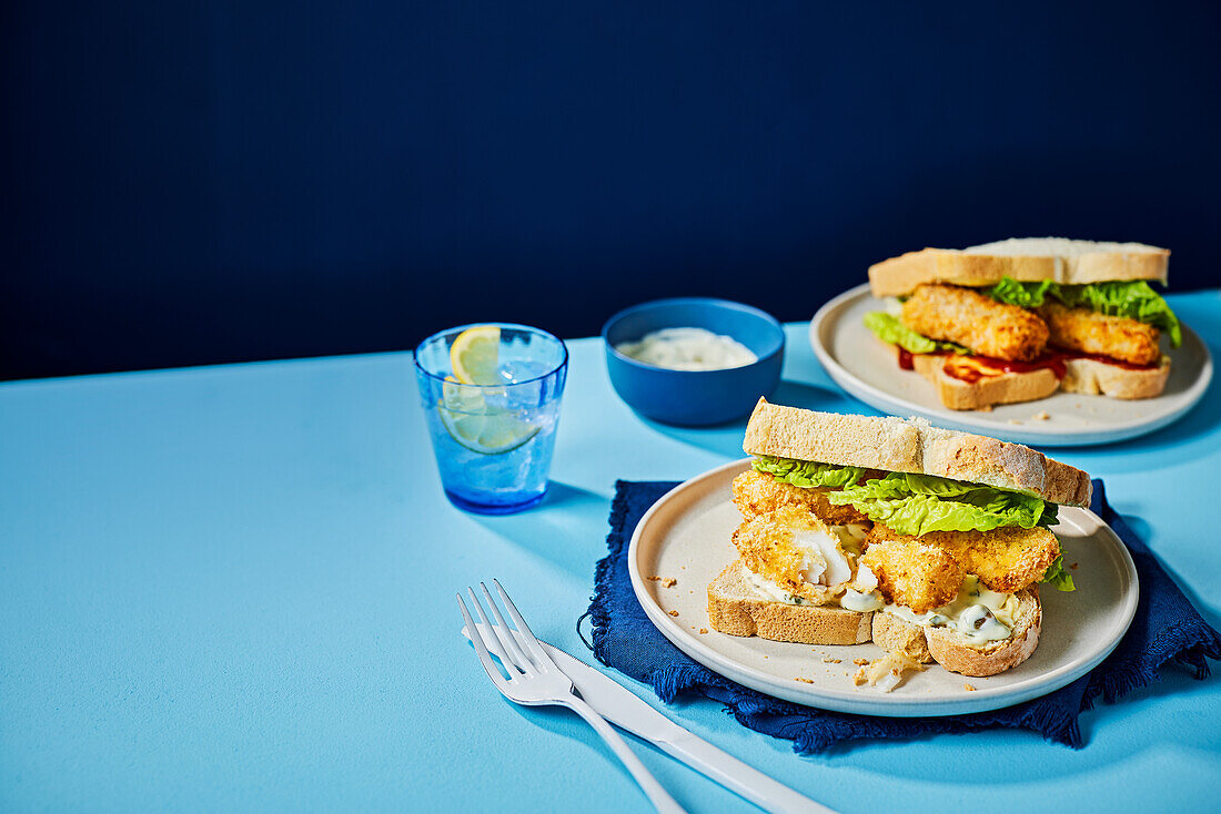 Sandwich with fish fingers from the hot air fryer