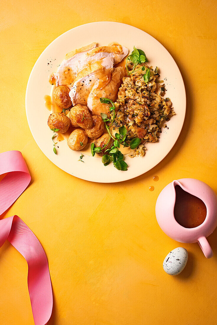 Gebratenes Hähnchen mit Ofenkartoffeln und Brunnenkressesalat