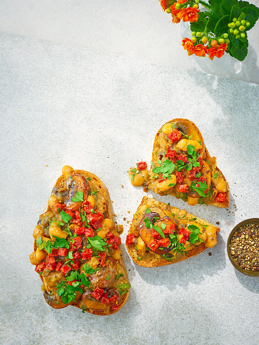 Röstbrot mit Pilzen, Butterbohnen und Chorizo