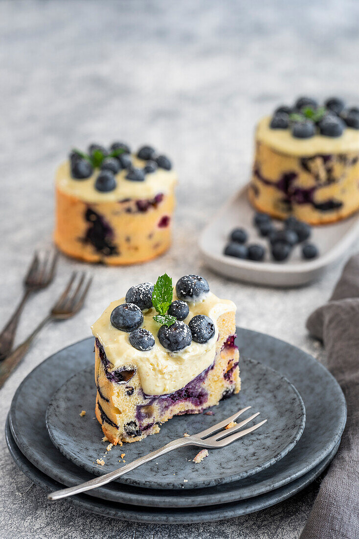 Blueberry muffins with vanilla cream