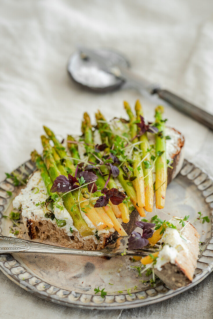 Brot mit Thaispargel und bunter Kresse