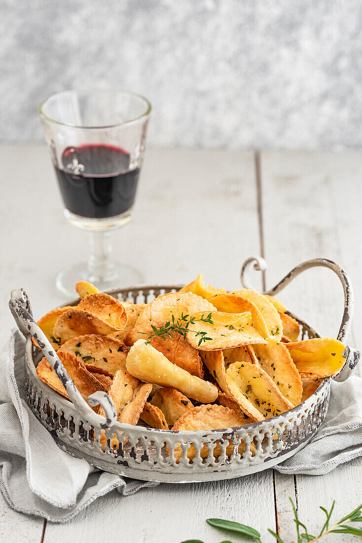 Homemade potato crisps with thyme