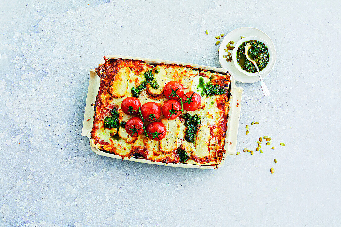 Halloumi-Lasagne mit Tomaten und Pesto