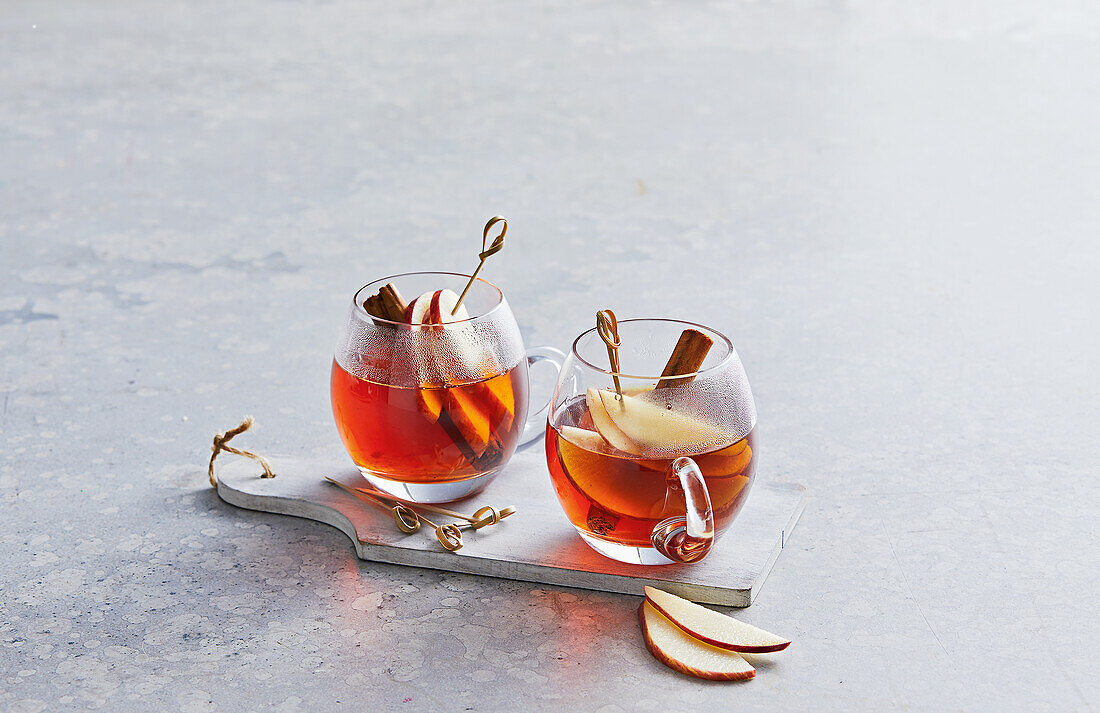 Apfel-Cocktail mit Zimt und Karamell