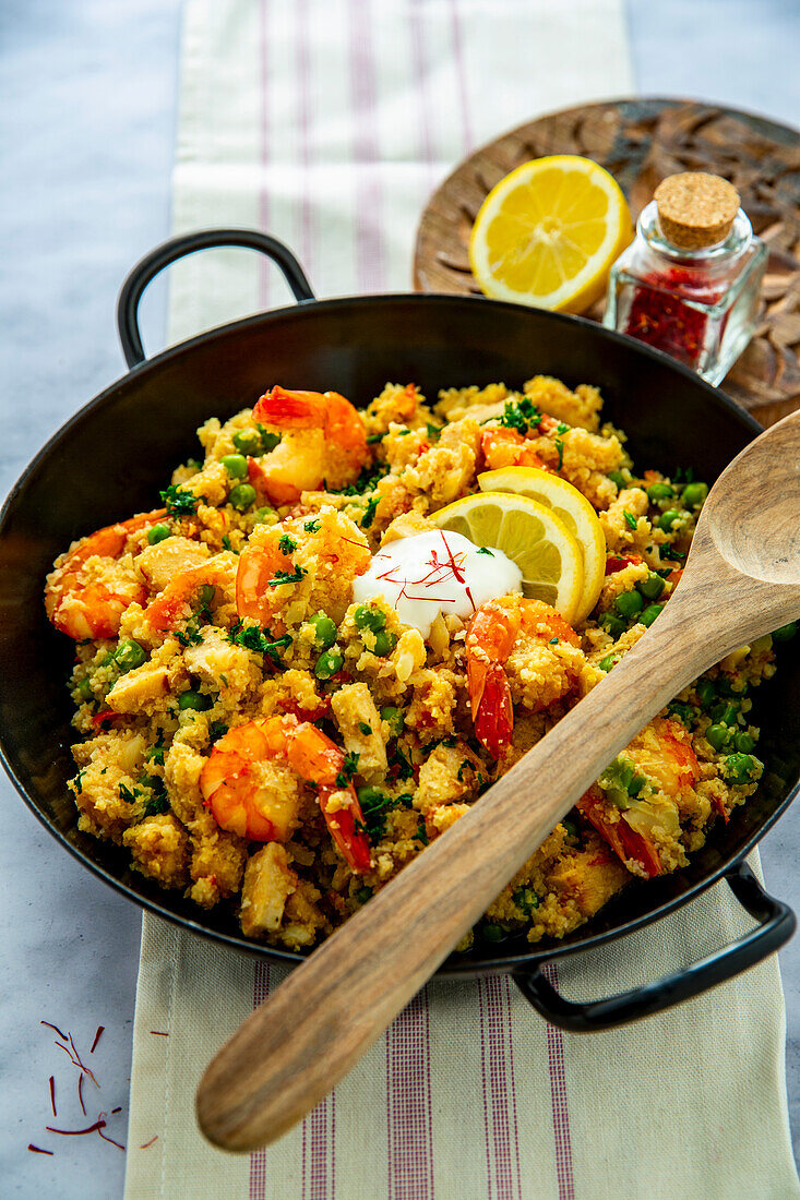 Low Carb-Blumenkohl-Paella mit Garnelen und Erbsen