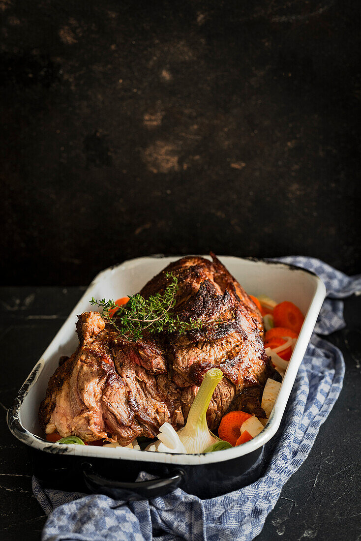 Rinderschmorbraten mit Gemüse und Thymian aus dem Ofen