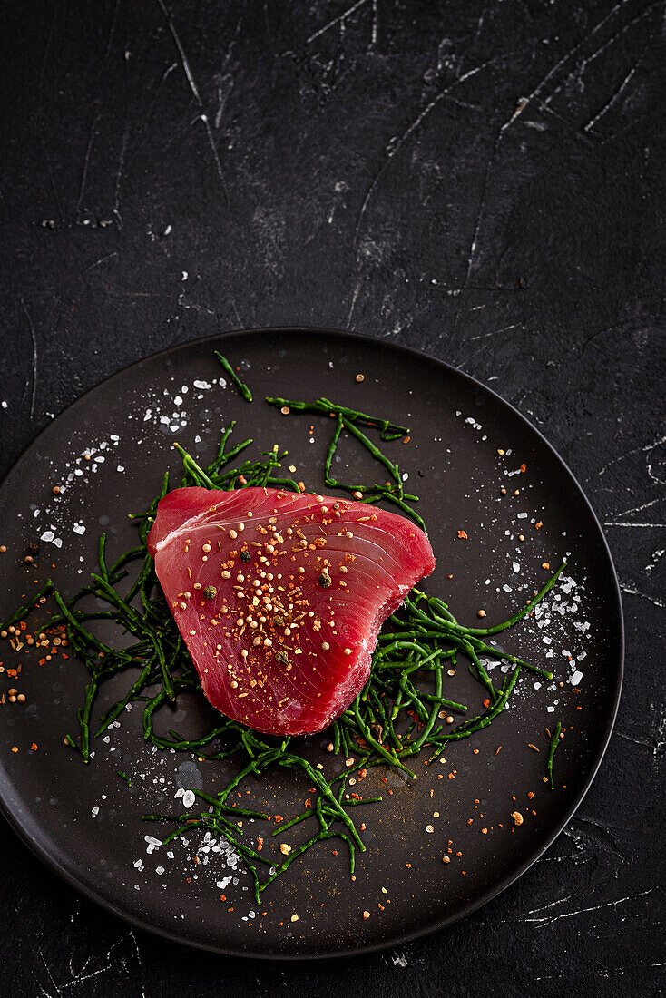 Rohes Tunfischsteak auf Queller mit Meersalz und Gewürzen