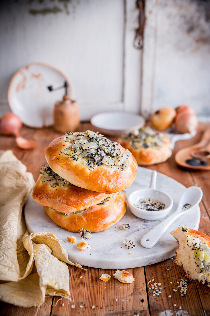 Rolls with onions and poppy seeds