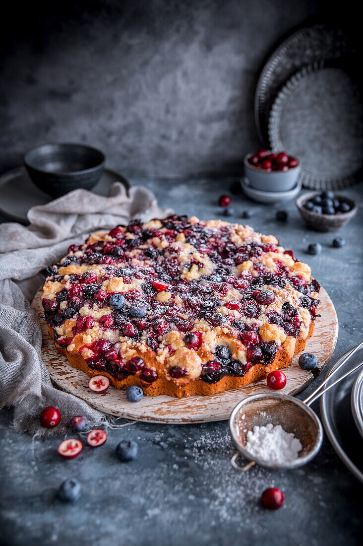 Hefekuchen mit Blaubeeren und Cranberrys