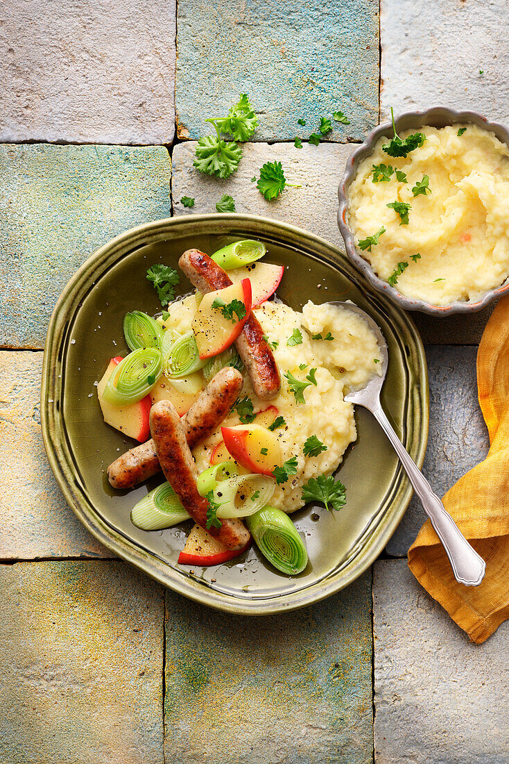 Nürnberger Bratwürstchen mit Pastinaken-Kartoffel-Püree