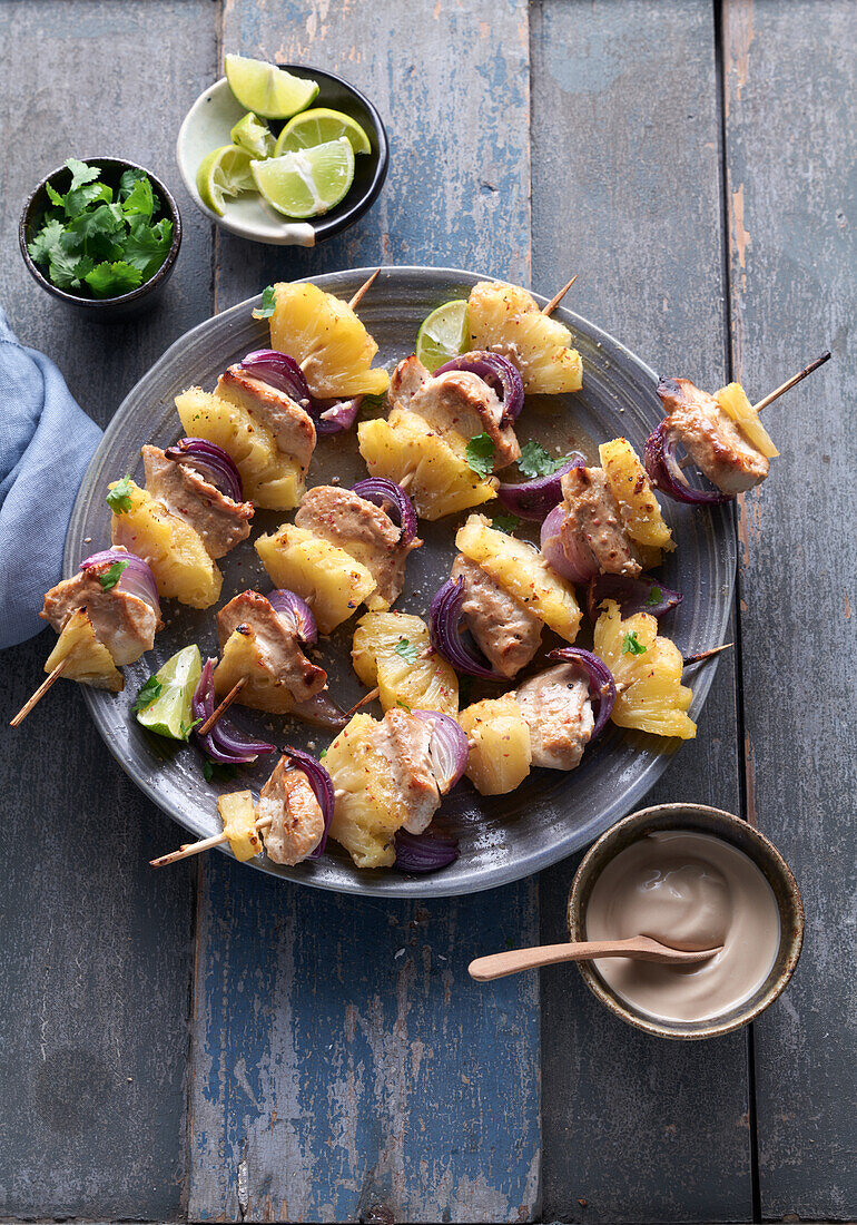 Pikante Ananas-Hähnchen-Spieße 'Tandoori' mit Joghurt-Dip