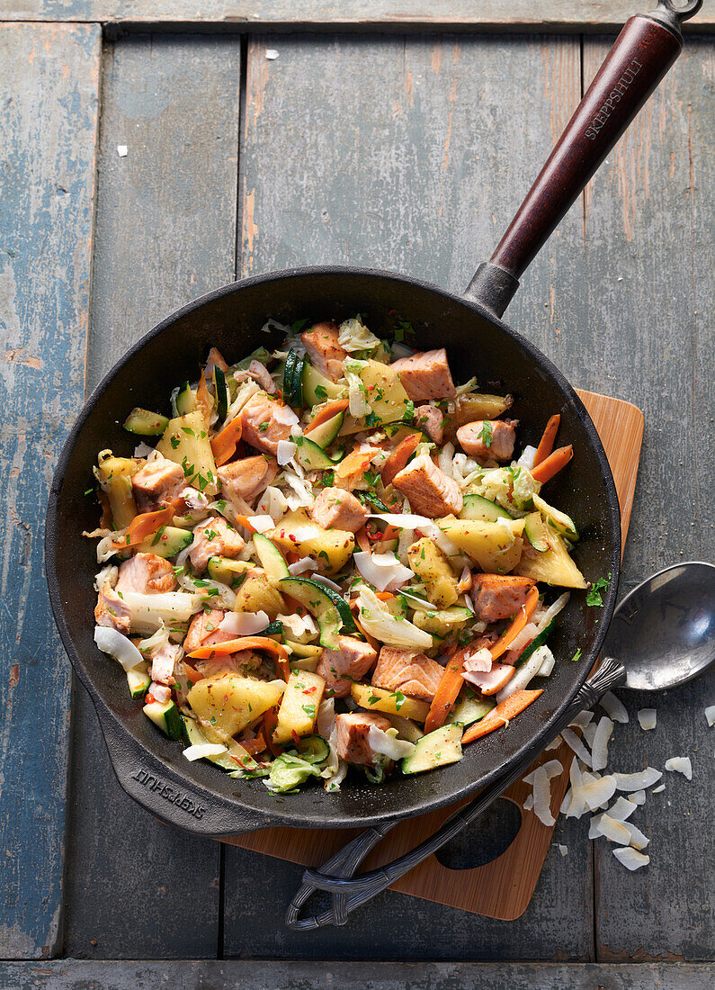 Lachs-Ananas-Pfanne mit Chinakohl, Zucchini, Ingwer und Kokoschips