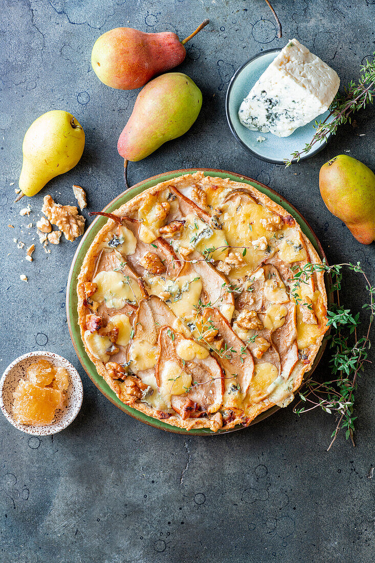 Birnen-Blauschimmelkäse-Tarte mit Walnüssen