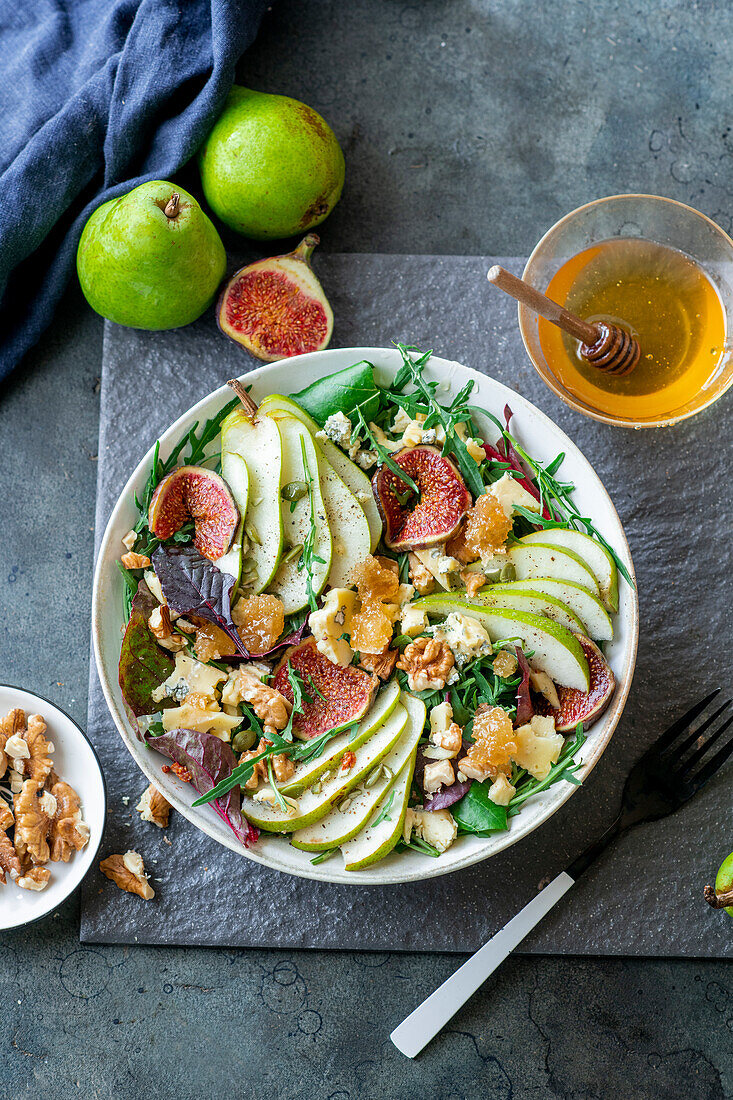 Birnensalat mit Rucola, Feigen und Walnüssen