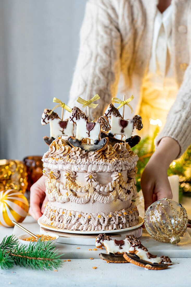 Weihnachtliche Buttercremetorte mit Plätzchendeko