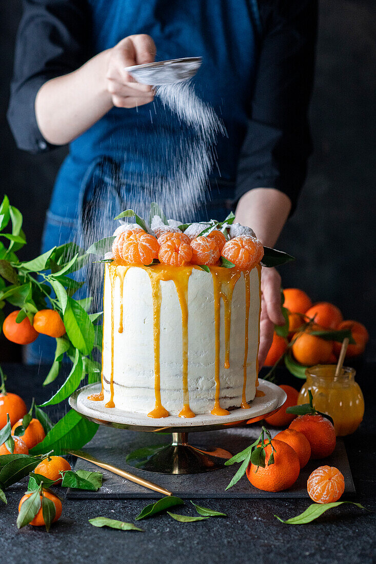 Dripping clementine cake