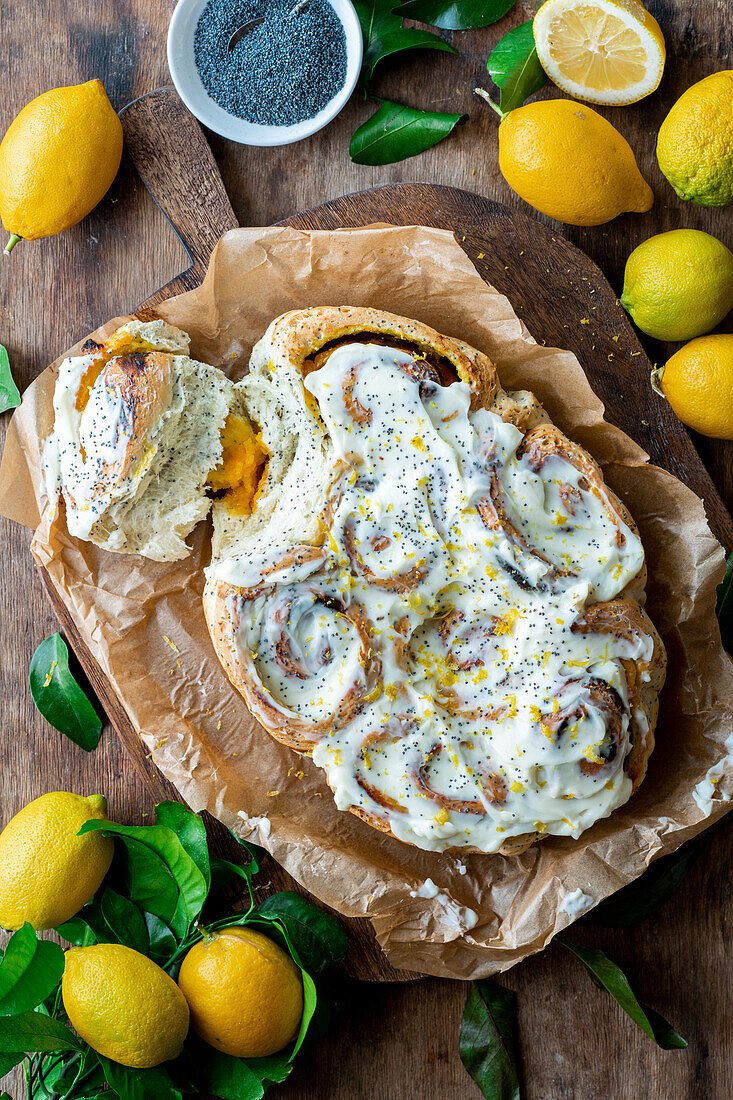 Lemon curd and poppy seed buns