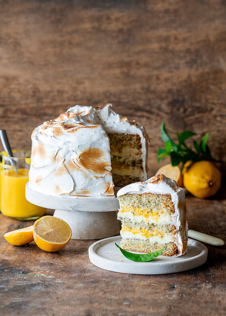 Lemon meringue cake with poppy seeds