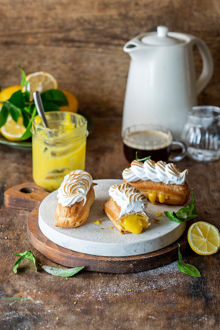 Zitronen-Baiser-Eclairs