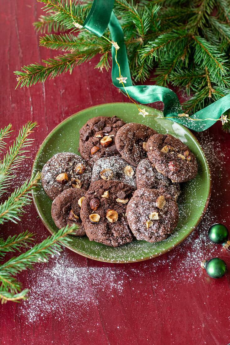 Schokoladen-Cookies mit Haselnüssen