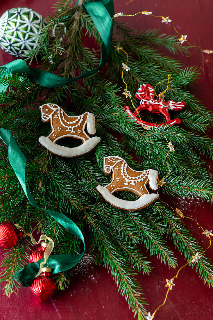 Lebkuchen-Weihnachtsplätzchen in Form von Schaukelpferden