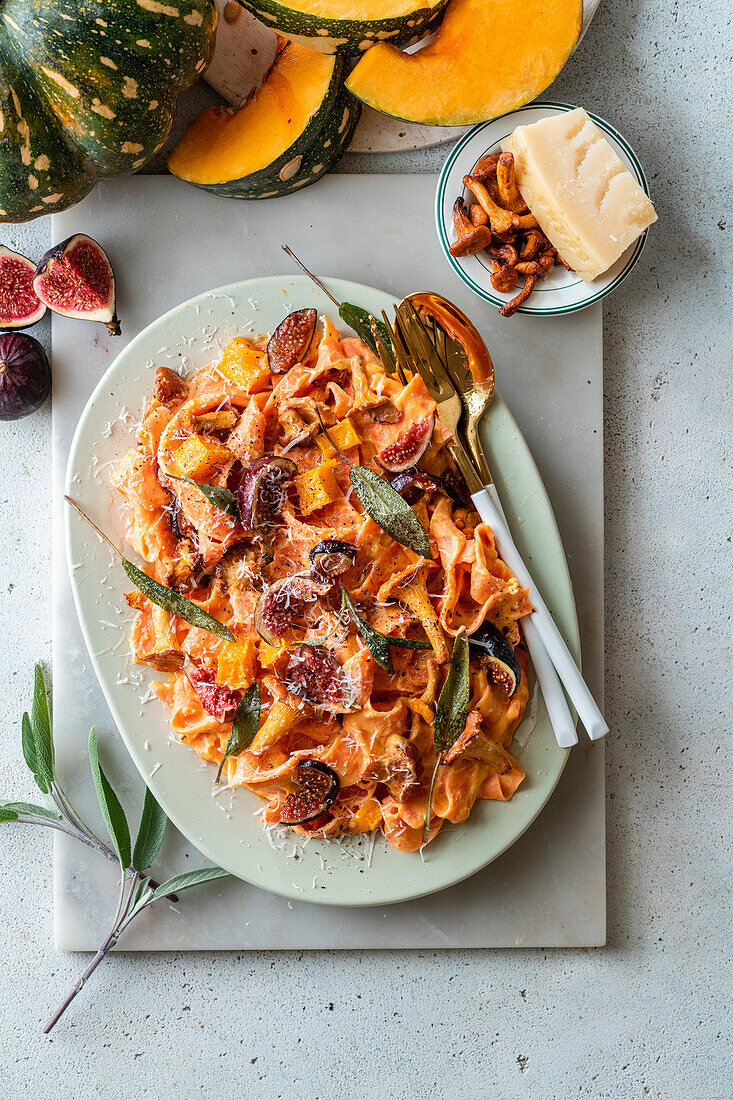 Kürbis-Pfifferling-Pasta mit Salbeiblättern und Feigen