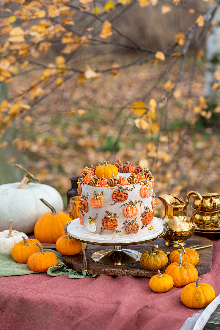 Dekorierter Kürbiskuchen zu Halloween