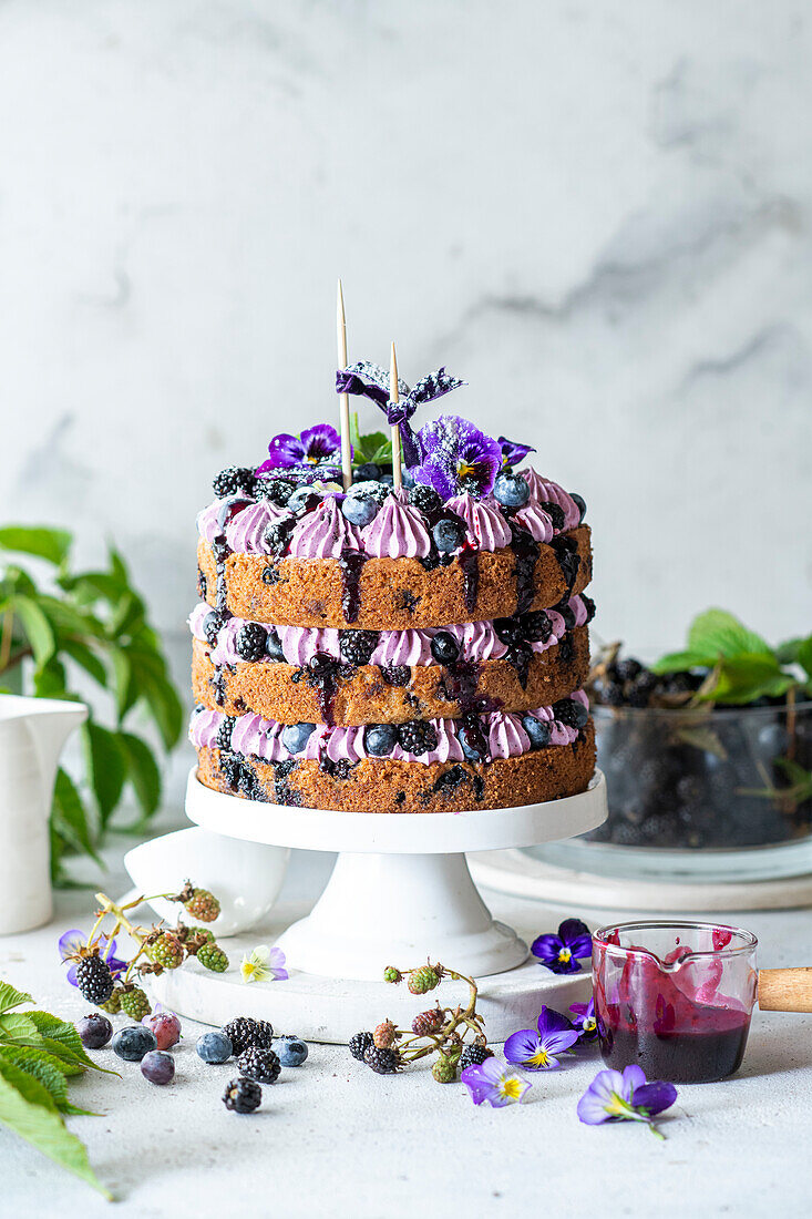 Naked Cake mit Brombeer-Buttercreme