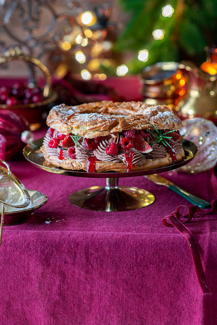 Brandteigkuchen mit Schokocreme und Himbeeren