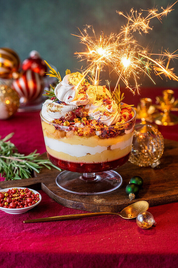 Weihnachtliches Trifle mit Baiser und Lemon Curd