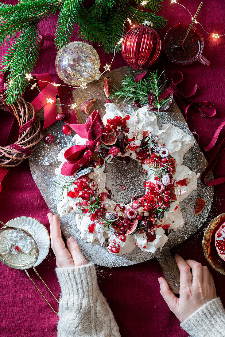 Baiser-Kranz mit Beeren für Weihnachten