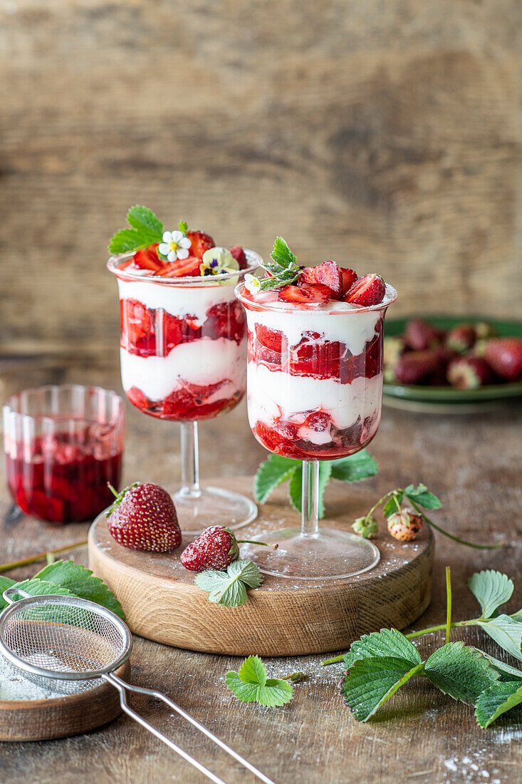 Sahnedessert mit gebackenen Erdbeeren