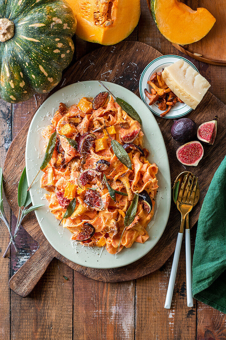 Kürbis-Pfifferling-Pasta mit Salbeiblättern und Feigen