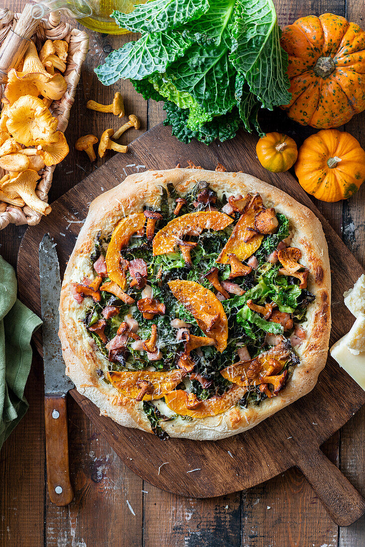 Pumpkin and savoy cabbage pizza with ham and mushrooms