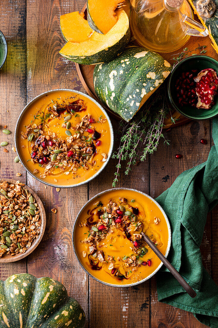 Kürbissuppe mit herzhaftem Granola und Granatapfelkernen